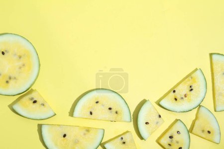 Téléchargez les photos : Un groupe de tranches de pastèque sur une surface jaune - en image libre de droit
