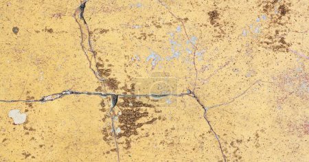 Téléchargez les photos : Un mur de béton jaune fissuré avec une fissure au milieu - en image libre de droit