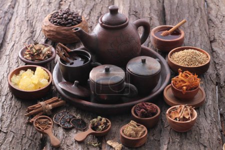 Foto de Una tetera, tazas de té y otras especias en una mesa de madera - Imagen libre de derechos