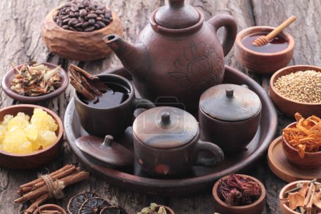 Téléchargez les photos : Une variété d'épices et de thés sur une table en bois - en image libre de droit