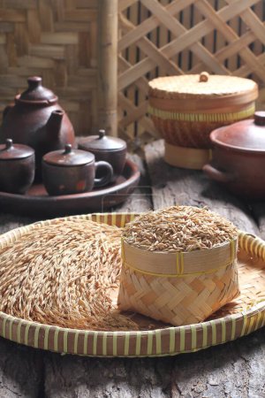 Foto de Una canasta de arroz sobre una mesa con otros platos - Imagen libre de derechos