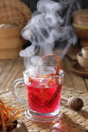 Téléchargez les photos : Une tasse de thé avec une fumée qui en sort - en image libre de droit