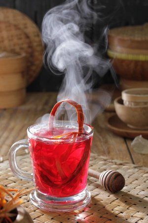Téléchargez les photos : Une tasse de thé avec un bâton de cannelle dedans - en image libre de droit