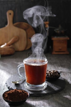 Téléchargez les photos : Une tasse de thé chaud avec de la vapeur s'élevant hors de lui - en image libre de droit