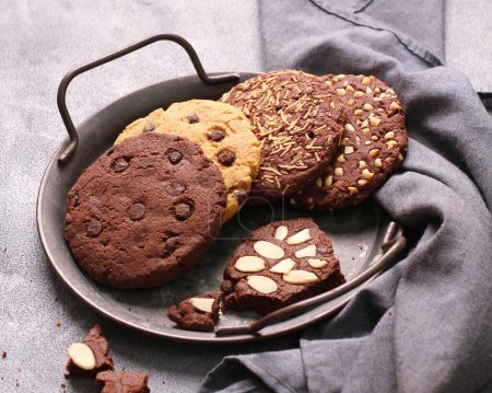 Téléchargez les photos : Une assiette de biscuits et un morceau de chocolat - en image libre de droit
