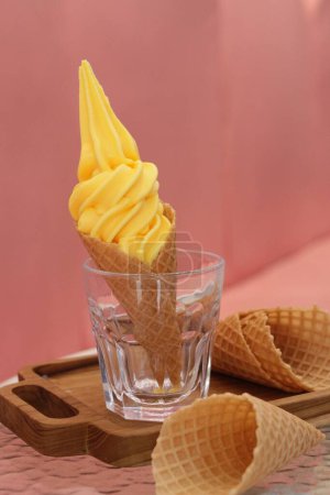 Téléchargez les photos : Un verre de crème glacée avec un cône de gaufre - en image libre de droit