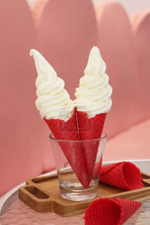Foto de Un vaso con dos conos de helado - Imagen libre de derechos