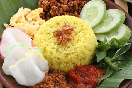 Téléchargez les photos : Nourriture indonésienne traditionnelle indonésienne et riz frit. - en image libre de droit