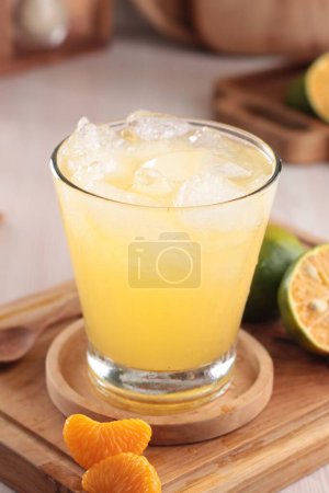 Téléchargez les photos : Un verre de jus d'orange avec des glaçons - en image libre de droit