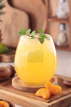 Téléchargez les photos : Savoureux jus d'ananas frais sur la table - en image libre de droit