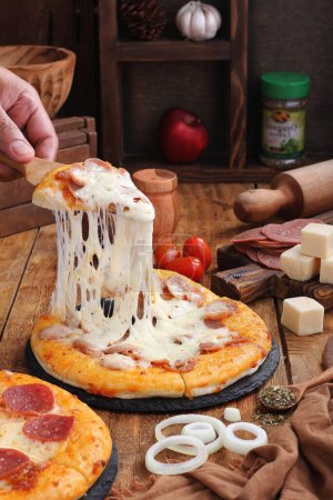 Téléchargez les photos : Pizza au salami et fromage - en image libre de droit