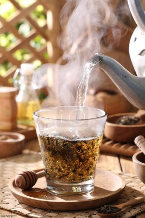 Téléchargez les photos : Tasse de thé au citron et cannelle sur table en bois - en image libre de droit