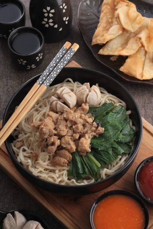 Téléchargez les photos : Nouilles asiatiques au poulet et légumes - en image libre de droit