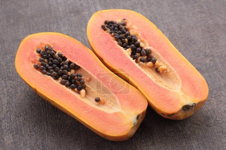 Téléchargez les photos : Fruits frais de papaye sur fond de bois - en image libre de droit