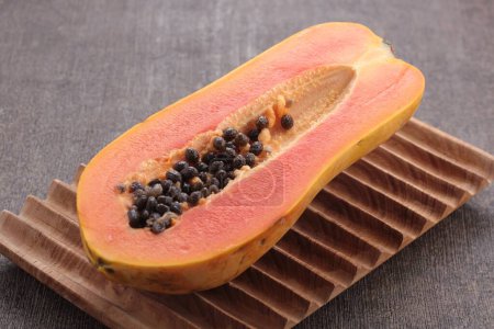 Téléchargez les photos : Fruits de papaye sur fond en bois - en image libre de droit
