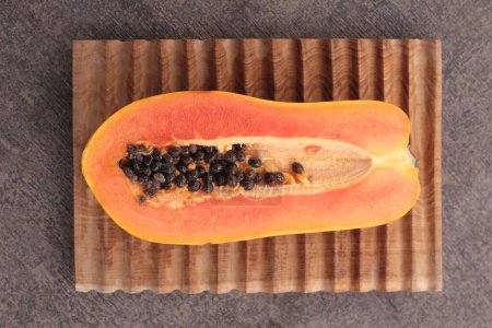 Téléchargez les photos : Papaye sur table en bois - en image libre de droit