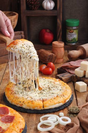 Foto de Cocina pizza con queso y champiñones en la cocina - Imagen libre de derechos