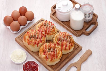 Téléchargez les photos : Petit déjeuner avec œufs frits, jus de tomate, saucisse, pain et confiture. - en image libre de droit