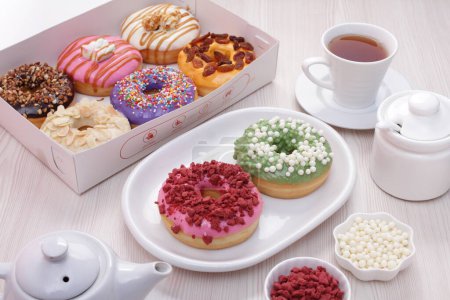 Téléchargez les photos : Donuts et café sur la table - en image libre de droit