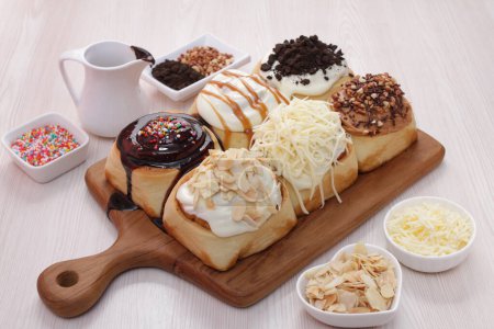 Téléchargez les photos : Différents types de beignets et café sur table en bois - en image libre de droit