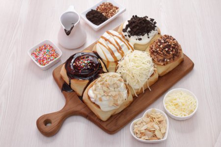 Téléchargez les photos : Différents beignets sur une table en bois, délicieux dessert - en image libre de droit