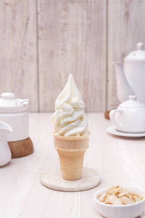 Téléchargez les photos : Délicieux cupcake avec crème et crème vanille sur fond en bois - en image libre de droit