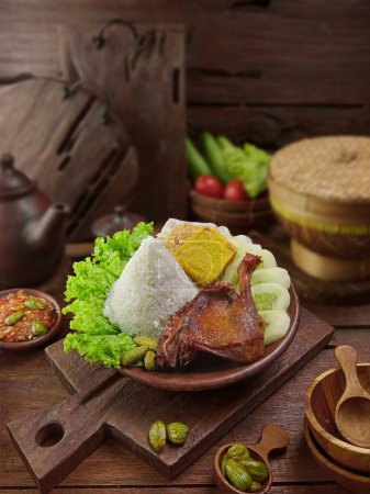 Téléchargez les photos : Nourriture indonésienne, riz frit, porc, poulet frit - en image libre de droit