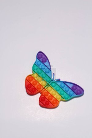 Téléchargez les photos : Arc-en-ciel papillon jouet isolé sur fond blanc - en image libre de droit