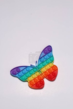 Téléchargez les photos : Papillon arc-en-ciel coloré sur le fond blanc, isolé - en image libre de droit