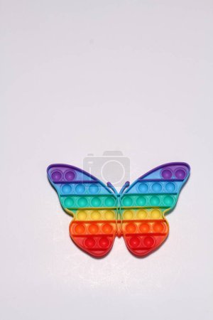 Téléchargez les photos : Papillon arc-en-ciel coloré en forme de coeur - en image libre de droit