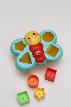Foto de Juguetes y juguetes para niños. juego educativo. juguetes y juguetes. - Imagen libre de derechos