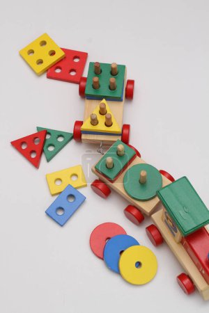 Foto de Bloques de juguete de madera con bloques de madera de colores - Imagen libre de derechos