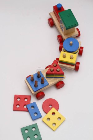 Téléchargez les photos : Jouet pour enfants cubes en bois sur fond blanc - en image libre de droit