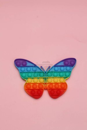 Téléchargez les photos : Papillon coloré sur fond blanc - en image libre de droit