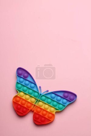 Téléchargez les photos : Papillon arc-en-ciel sur fond blanc - en image libre de droit