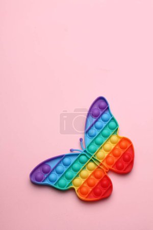 Foto de Mariposa hecha de colorido juguete de plástico - Imagen libre de derechos