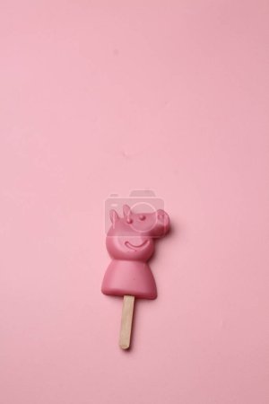 Téléchargez les photos : Crème glacée sur fond rose - en image libre de droit