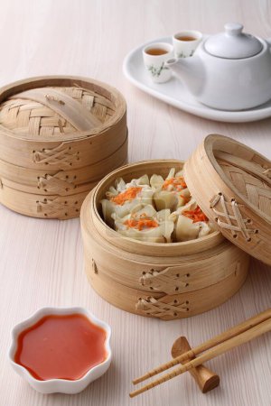 Téléchargez les photos : Boulettes de riz à la vapeur chinoises avec sauce dans un bol. cuisine asiatique - en image libre de droit