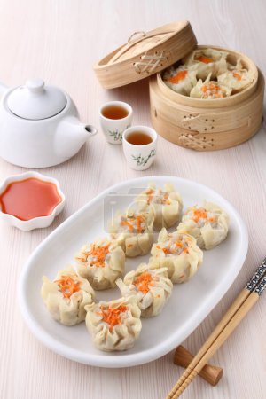 Téléchargez les photos : Nourriture chinoise, boulettes, légumes et sauce - en image libre de droit