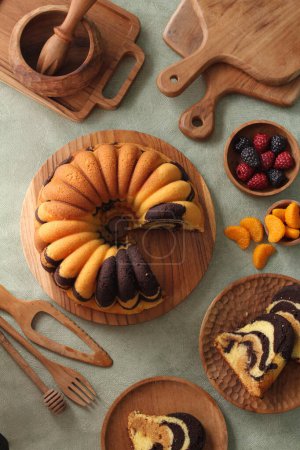Téléchargez les photos : Délicieux gâteaux faits maison sur table en bois - en image libre de droit