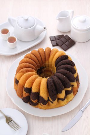 Téléchargez les photos : Gâteau au chocolat aux noix et au thé - en image libre de droit