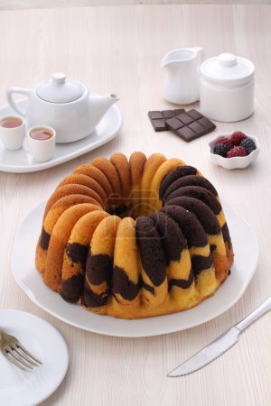 Téléchargez les photos : Gâteau au chocolat au caramel et aux noix - en image libre de droit