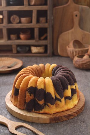 Téléchargez les photos : Gâteau fait maison avec crème et noix - en image libre de droit