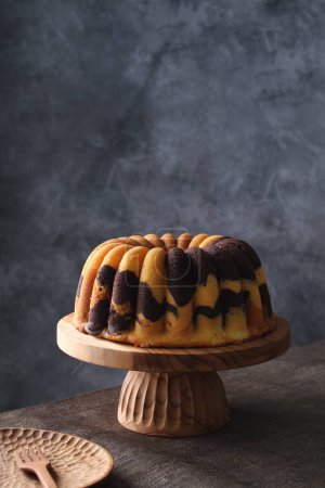 Téléchargez les photos : Délicieuse tarte au chocolat éponge - en image libre de droit