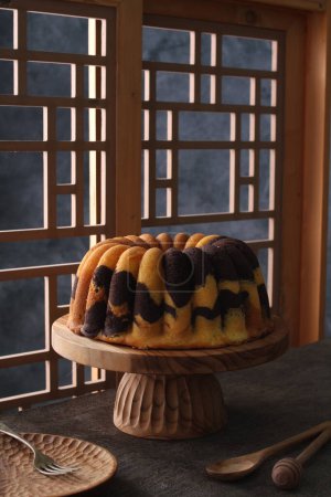 Téléchargez les photos : Une photo de cuisine d'un plat de gâteau avec du miel et des noix - en image libre de droit