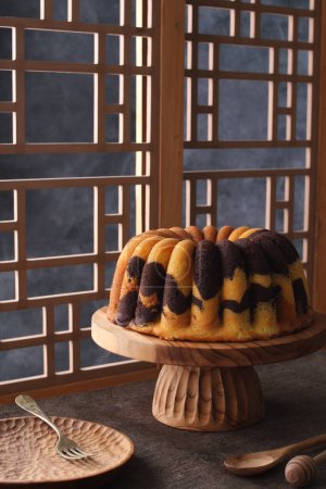 Téléchargez les photos : Gâteau au chocolat fait maison aux noix et à la cannelle - en image libre de droit