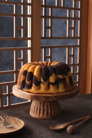 Téléchargez les photos : Gâteau fait maison aux raisins secs et noix - en image libre de droit