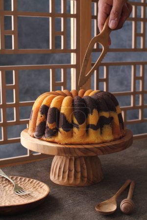 Téléchargez les photos : Délicieux gâteau au chocolat aux noix et baies - en image libre de droit