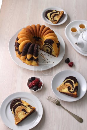 Téléchargez les photos : Délicieux gâteau au chocolat avec noix et miel - en image libre de droit