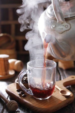 Foto de Taza de té caliente con tetera - Imagen libre de derechos